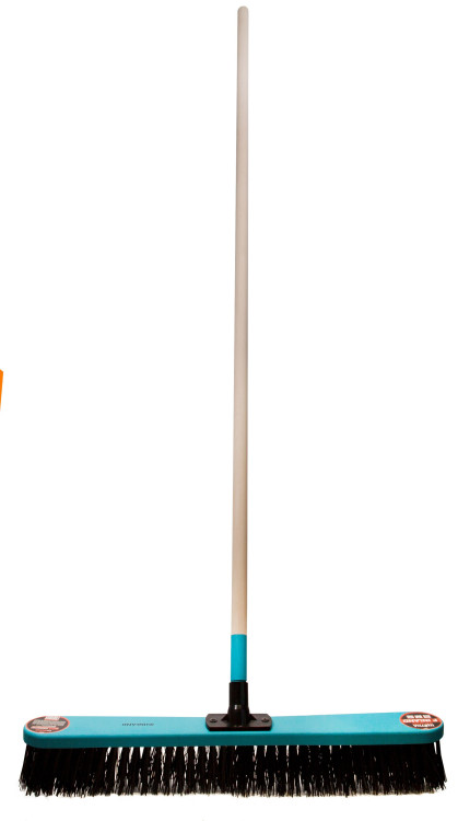 FINLAND Щётка тротуарная 600 мм, деревянный черенок