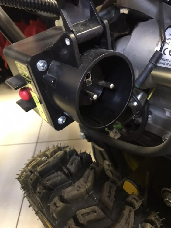 Снегоуборщик бензиновый CHAMPION ST762E