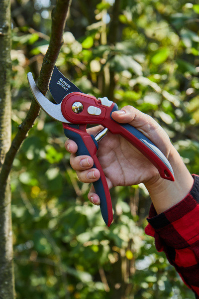 Секатор с плавным регулируемым захватом плоскостной PB 03 ELITECH Garden