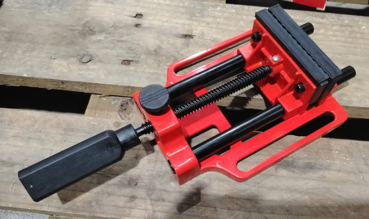 Тиски Felisatti (расхождение губок 90мм ширина губок 100мм)