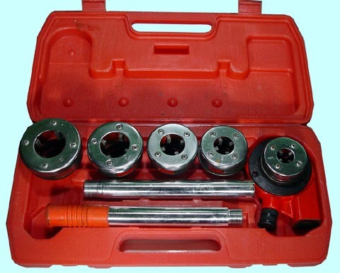 Набор резьбонарезной трубный (клупп 3/8,1/2, 3/4, 1, 1. 1/4) с трещоткой