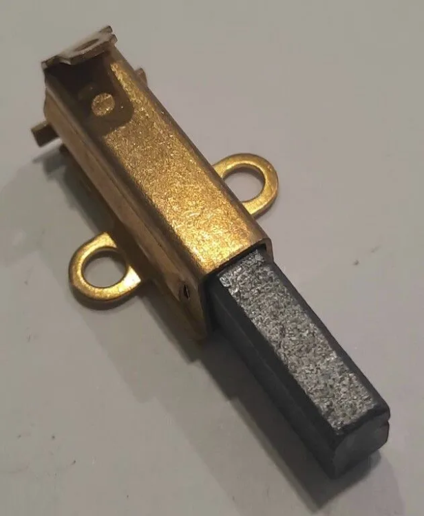 Щетка электродвигателя (1 шт.) EM3815,4216(с2020г.),4217 6,2х11х18,4 (с направляющей) 8406-560301-