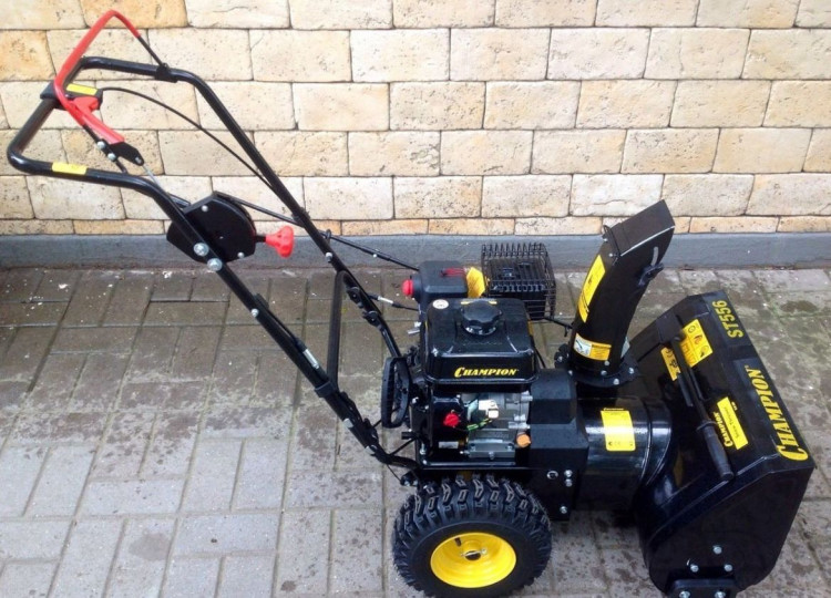Снегоуборщик бензиновый CHAMPION ST556