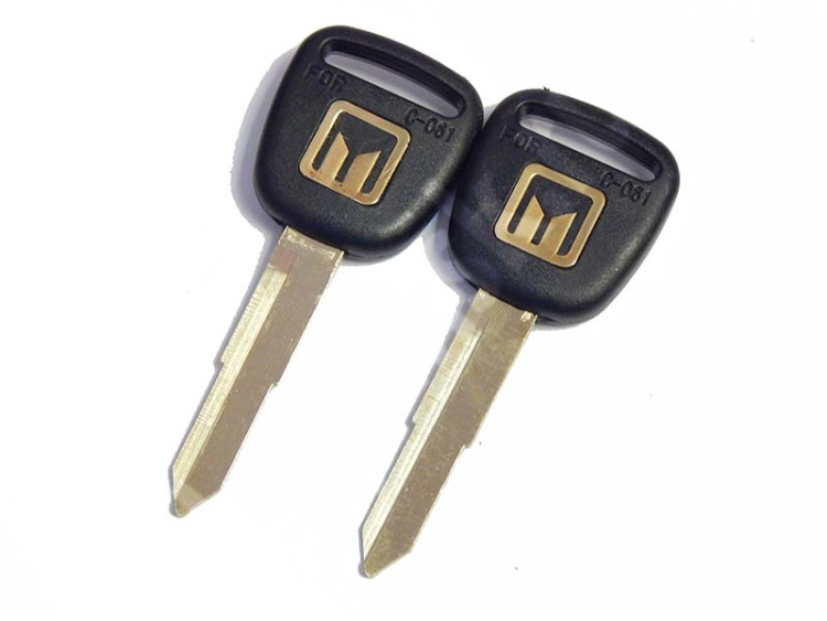 Заготовка для ключа Isuzu правый логотип (0244)